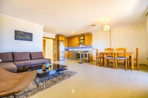 Kuchyňa alebo kuchynka v ubytovaní Bonito apartamento al lado de la playa con vistas al mar