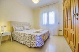 Posteľ alebo postele v izbe v ubytovaní Bonito apartamento al lado de la playa con vistas al mar