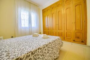 Posteľ alebo postele v izbe v ubytovaní Bonito apartamento al lado de la playa con vistas al mar