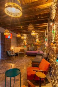 オフリドにあるOld Town Hostel Ohridの椅子とソファが備わる客室です。