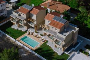 una vista aérea de una casa con piscina en Alion apartments, en Prinos