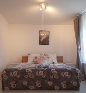 - une chambre avec un lit et une couverture dans l'établissement Apartament Wiejska Sielanka, à Ryn
