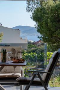 una mesa y una silla con un plato de comida. en Villa Sportiva Zadar with Private heated pool en Zadar