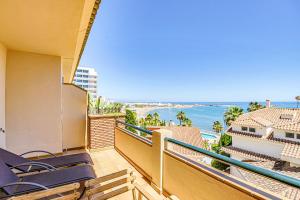 a balcony with chairs and a view of the ocean at Excepcional Duplex al lado de la playa y con vistas al mar in Benalmádena