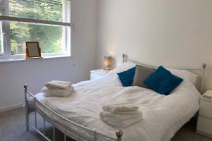 - une chambre avec un lit et des serviettes dans l'établissement No 29, à Ryde