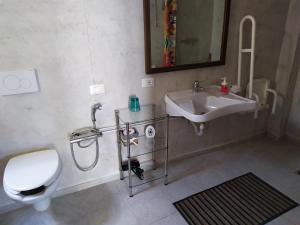 La salle de bains est pourvue de toilettes et d'un lavabo. dans l'établissement B&B La Casarella, à Soiano del Lago