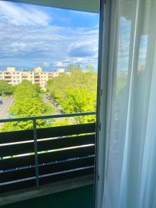 美因茨的住宿－Appartement Universität Mainz，享有大楼景致的窗户