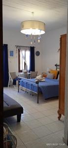uma sala de estar com 2 camas e um lustre em The Island sea view apartment em Elounda