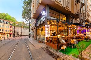 un bâtiment avec un restaurant sur le côté d'une rue dans l'établissement Neda Hotel Istanbul, à Istanbul