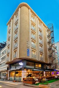 un grand bâtiment avec un magasin devant lui dans l'établissement Neda Hotel Istanbul, à Istanbul
