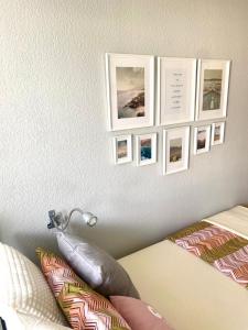Appartement Universität Mainz في ماينز: غرفة نوم فيها صور على الحائط وسرير