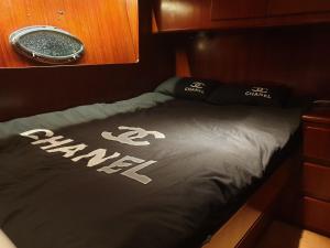 
A bed or beds in a room at Yacht Island

