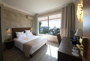 Postel nebo postele na pokoji v ubytování Hotel de charme Regency