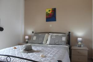 1 dormitorio con 1 cama con sombrero en Vakis Apartments 1, en Romanón