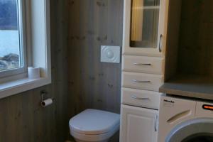 a small bathroom with a toilet and a sink at Ro i Steigen in Steigen