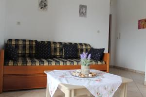 sala de estar con sofá y mesa en Vakis Apartments 1, en Romanón
