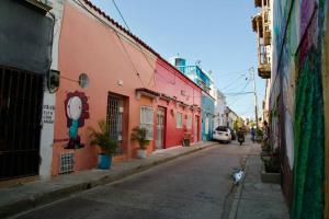 una calle con edificios y un gato caminando por la calle en GREAT LOCATION ! 4 Bedroom Home in the Heart of Cartagena en Cartagena de Indias