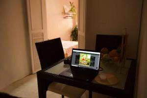 laptopa siedzącego na stole w pokoju w obiekcie GREAT LOCATION ! 4 Bedroom Home in the Heart of Cartagena w mieście Cartagena de Indias
