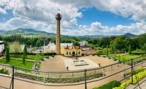 Blick auf einen Park mit einem Uhrturm in der Unterkunft Apartmany Ivana in Děčín