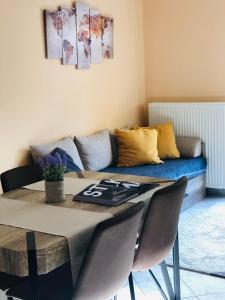 Posezení v ubytování Mina Apartments Nea Kallikrateia