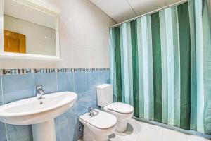 Kúpeľňa v ubytovaní Excepcional Duplex al lado de la playa y con vistas al mar + 37 fotografií