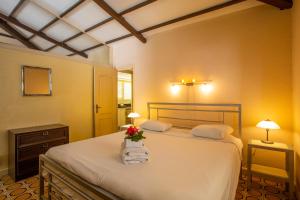 a bedroom with a bed with flowers on it at Bungalow Hopi Bon in Willemstad