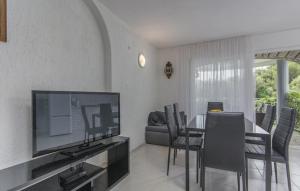 TV a/nebo společenská místnost v ubytování Apartment in Rovinj with Terrace, Air condition, WIFI, Washing machine (4686-2)