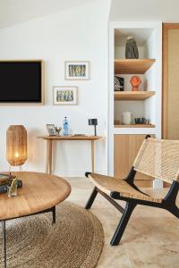 uma sala de estar com uma cadeira e uma mesa em Les Roches Brunes em Collioure