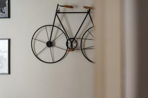 a bicycle wall clock hanging on a wall at Bed and Box - VT02 Locazione turistica in Viterbo