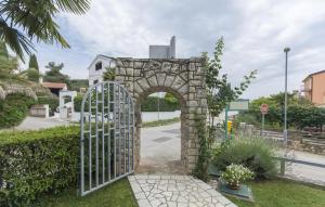 Vonkajšia záhrada v ubytovaní Apartment in Rovinj with Terrace, Air condition, WIFI, Washing machine (4686-3)