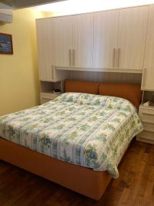 Katil atau katil-katil dalam bilik di La casa delle streghette