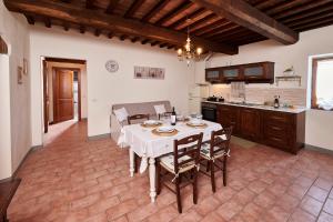 a kitchen and dining room with a table and chairs at La Rosa in Città di Castello