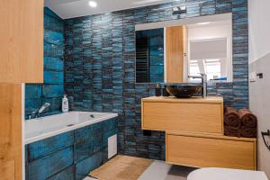 クラクフにあるOld Town Vistula Premium Apartmentsの浴槽、洗面台、鏡のあるバスルーム +116枚の写真