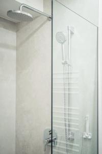 eine Dusche mit Glastür im Bad in der Unterkunft Kollerwirt in Kapfenstein