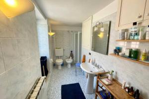 Framura, Ampio appartamento con terrazzo vista mare في فرامورا: حمام فيه مغسلة ودورتين مياه