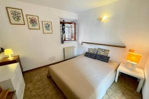 A bed or beds in a room at Framura, Ampio appartamento con terrazzo vista mare