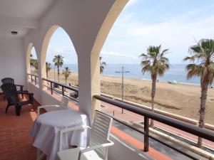 d'un balcon avec une table et une vue sur la plage. dans l'établissement Primera Línea de Playa, Ada Benedicto XIII, Aire acondicionado, WiFi, Parking, à Peñíscola