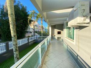 einen Balkon eines Hauses mit Blick auf einen Hof in der Unterkunft Res. Ilha Bela in Bombinhas