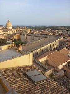 Nespecifikovaný výhled na destinaci Noto nebo výhled na město při pohledu z penzionu