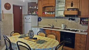 uma cozinha com uma mesa e cadeiras e uma cozinha com uma cozinha em Apartment in Zlarin with balcony, W-LAN, washing machine (3813-2) em Zlarin