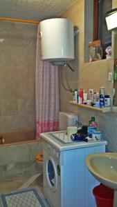 ein Badezimmer mit einer Waschmaschine und einem Waschbecken in der Unterkunft Apartment in Zlarin with balcony, W-LAN, washing machine (3813-2) in Zlarin