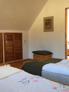 ein Hotelzimmer mit 2 Betten und einer Kommode in der Unterkunft Dom w (Między) lesie in Zwierzewo