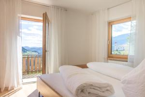 una camera con un letto e una grande finestra di Apartment La Brunella a Laion