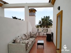 維拉的住宿－Cala Marqués Beach House，客厅配有沙发和桌子