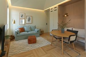 - un salon avec une table et un canapé dans l'établissement Prime Riverside, à Porto