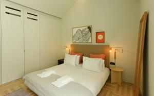 Prime Riverside في بورتو: غرفة نوم مع سرير أبيض كبير في غرفة