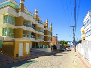 un gran edificio al lado de una calle en Res. Frederico, en Bombinhas