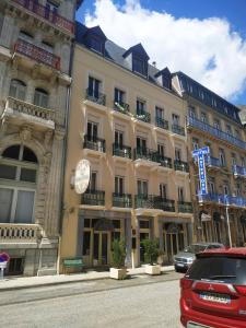 um grande edifício ao lado de uma rua em hotel les edelweiss em Cauterets