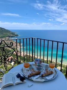 uma mesa com comida e vista para o oceano em Residenza Porta di Mare em Castellabate