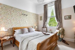 una camera con un grande letto e una finestra di Abbeyfield Vintage Style Boutique B&B a Torquay
